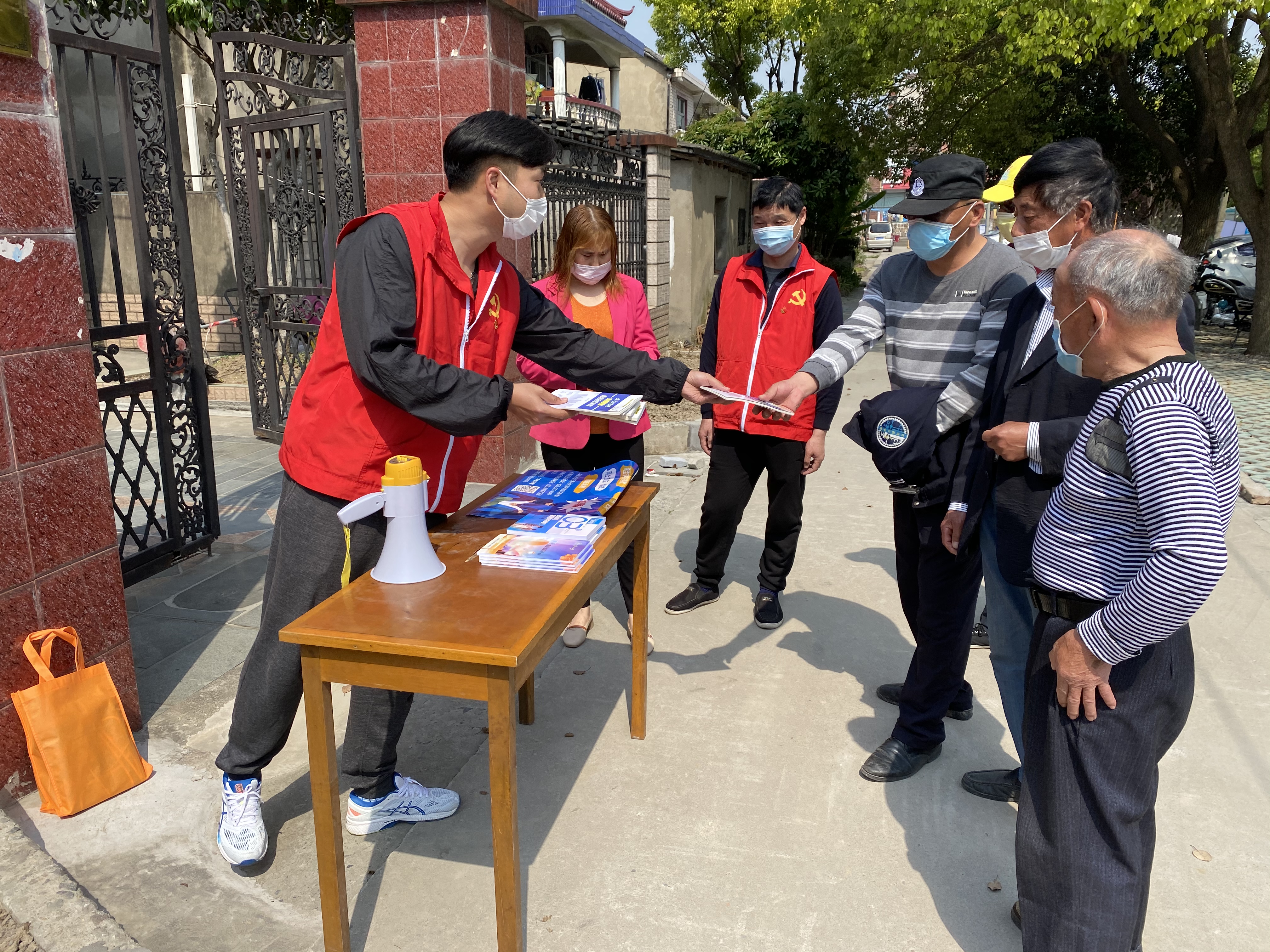 党员志愿者在村睦邻点开展宣传活动